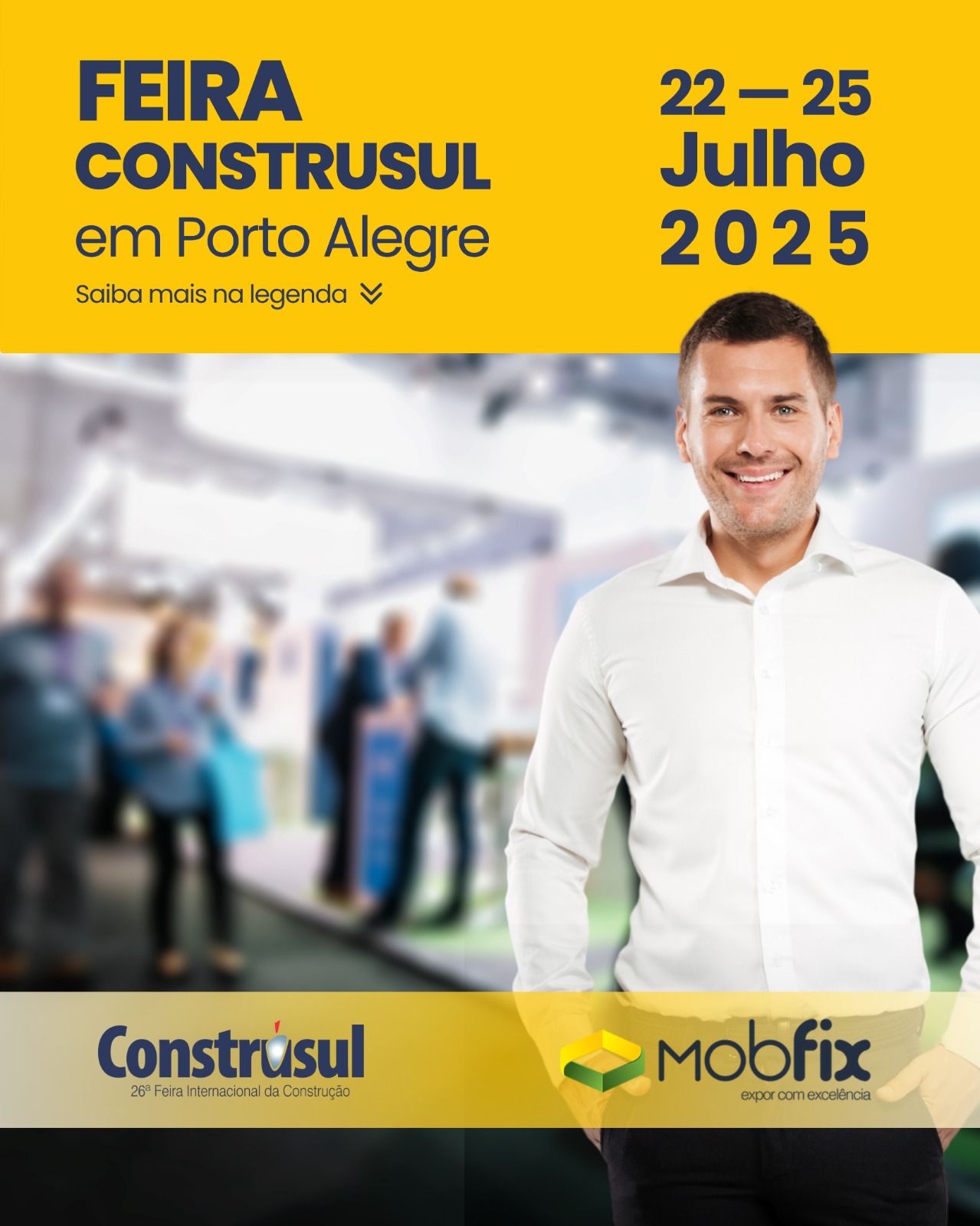 Homem sorridente em primeiro plano em evento com estande da Mobfix na Feira Construsul em Porto Alegre.